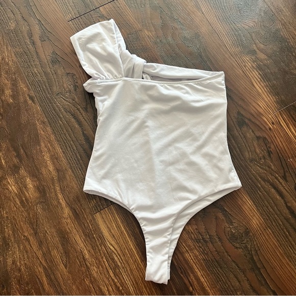 Superdown Jimena One Shoulder Bodysuit White Size Small Revolve NEW - Picture 5 of 5